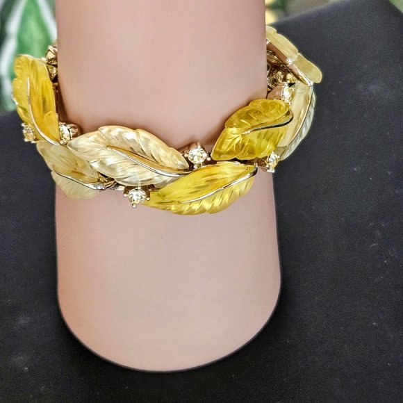 Vintage Lisner Shades of Yellow Molded Glass Leaves Bracelet - Picture 3 of 7